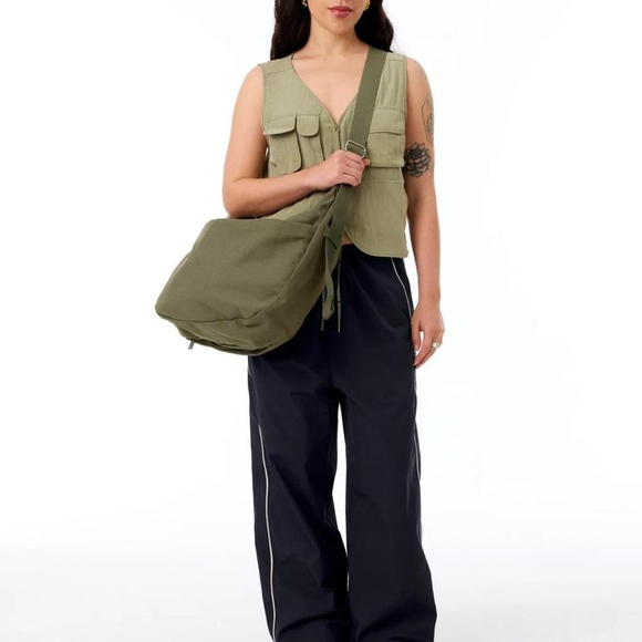 Beis The Carryall Crossbody in Black NWT - Picture 4 of 5